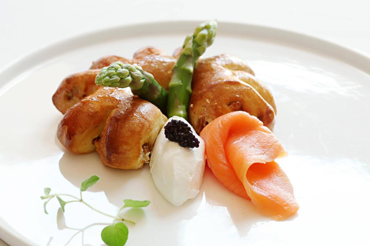 Le Meridien Jeddah Exterior photo Caviar with asparagus and salmon